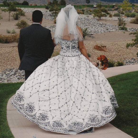 Black and white embroidered wedding dress - Picture 6 of 14